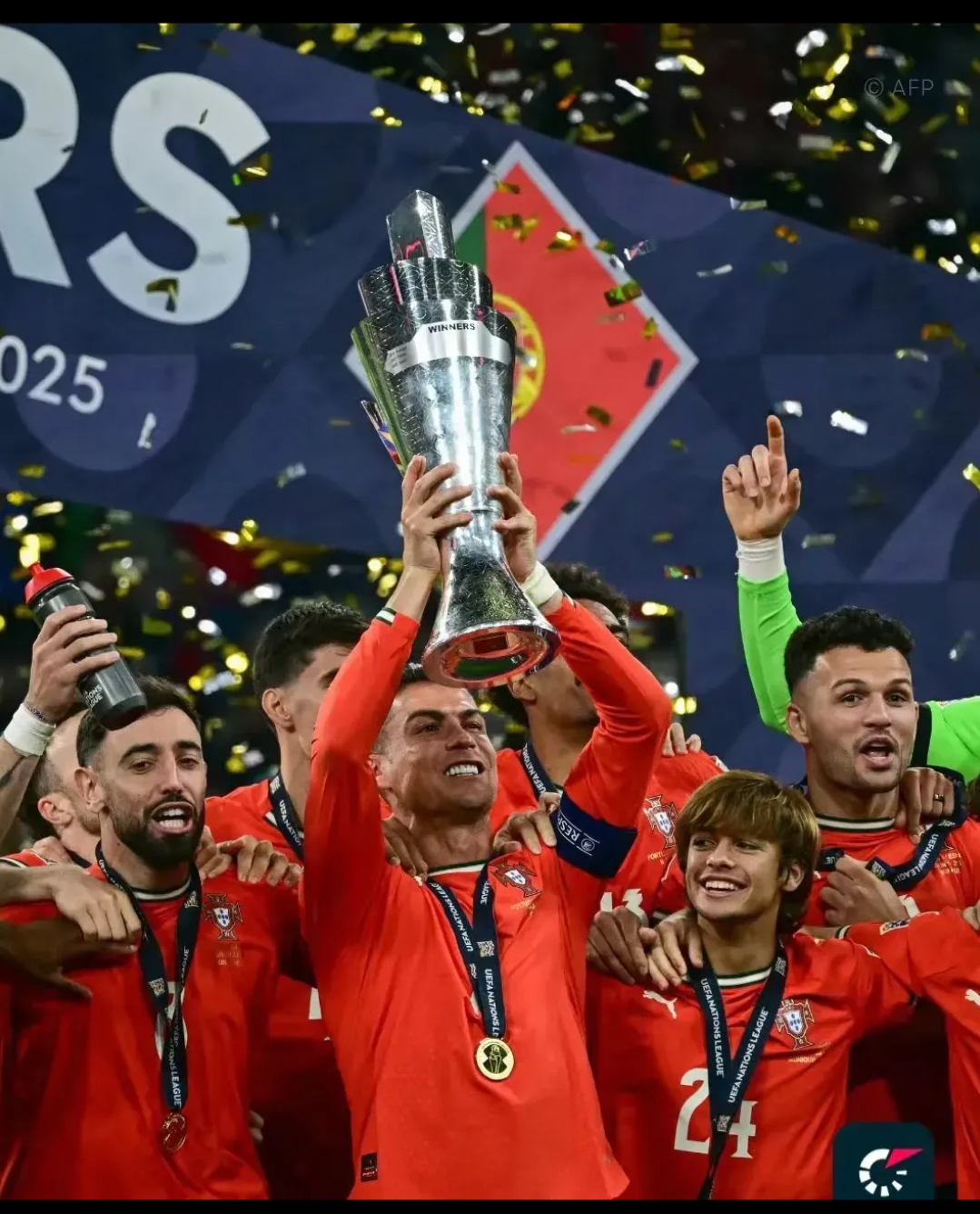 包含C罗与80激战西班牙队分钟，领先优势明显胜负难料！，费德勒焦点对战赛场气氛高涨的词条