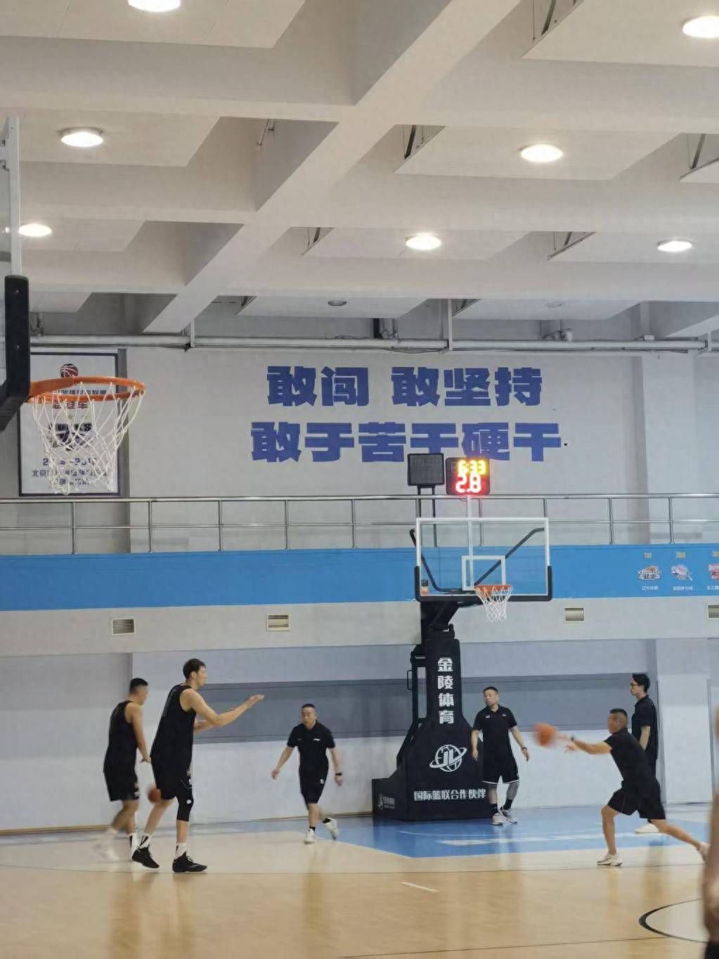 冲刺阶段北京首钢备战全明星赛；强势反弹细节曝光；震撼外界；资深球员宣示担当的简单介绍