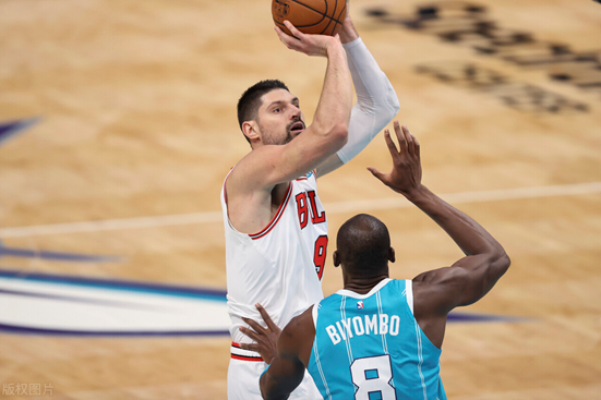 芝加哥公牛发布备战花絮，今晚队长鼓劲，欧冠任务艰巨，球探报告显示潜力(芝加哥公牛最新交易)