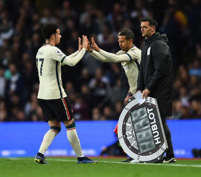 西亚卡姆在利物浦比赛中惊险取胜，回归赛场引发热议！的简单介绍